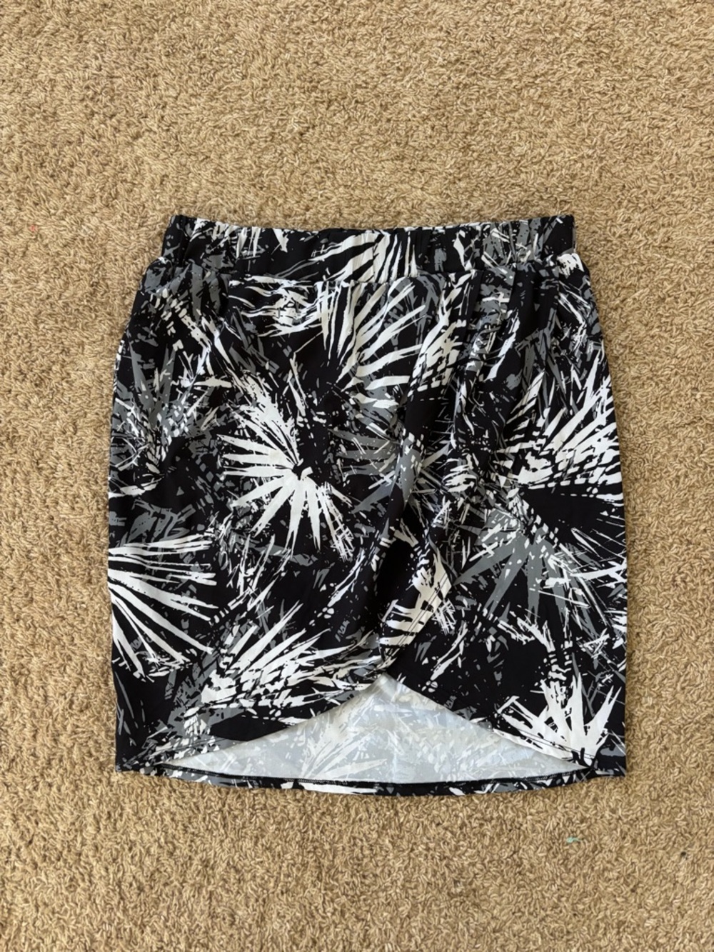 Fabletics Black and White Abstract Palm Print Skirt with Tulip Overlay